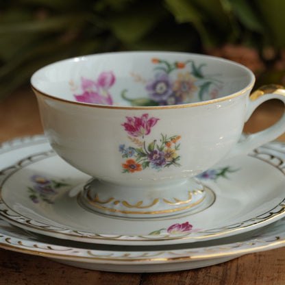 Tasse "Käthe" en porcelaine allemande fleurie et dorée avec son assiette à gâteau PB Königsee
