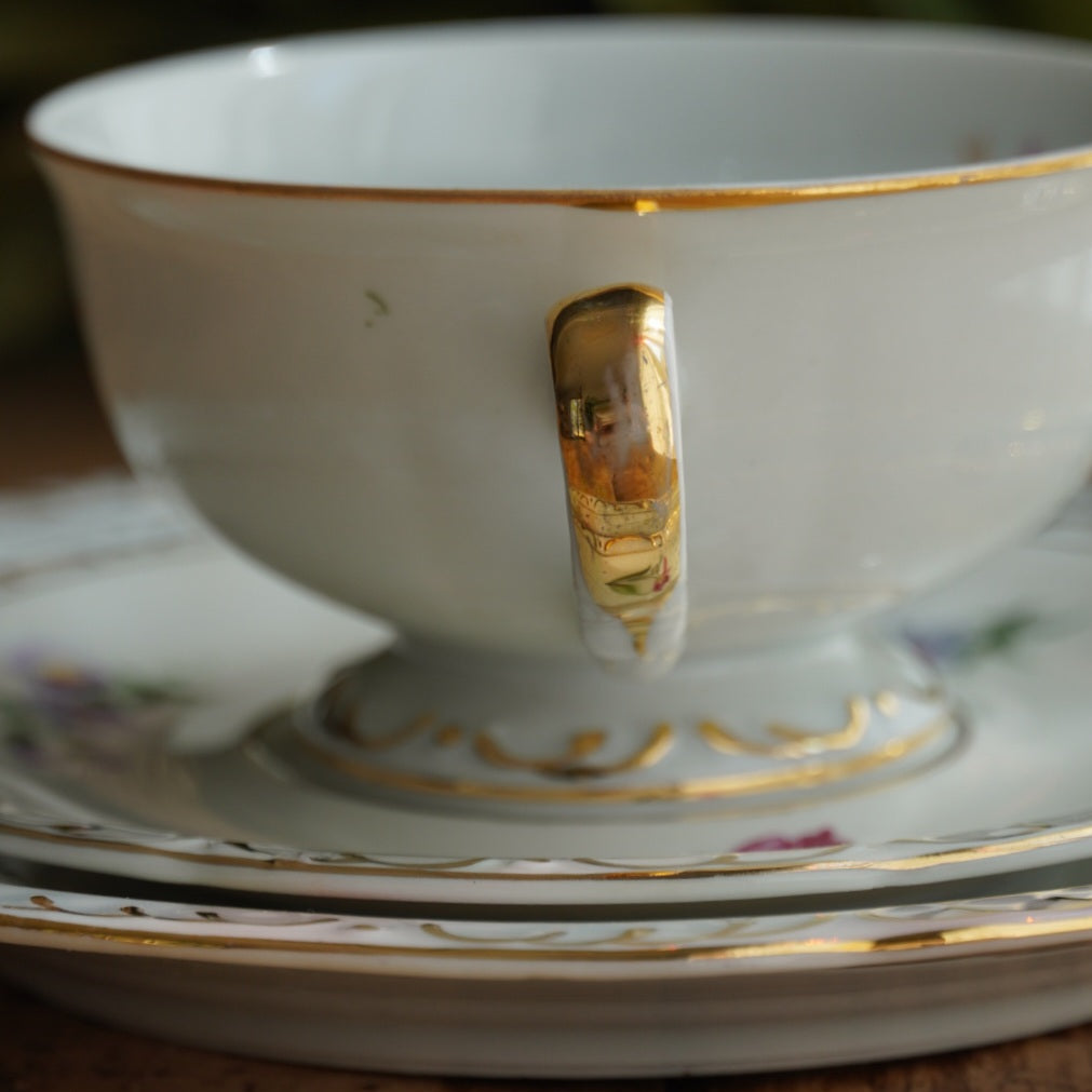 Tasse "Käthe" en porcelaine allemande fleurie et dorée avec son assiette à gâteau PB Königsee