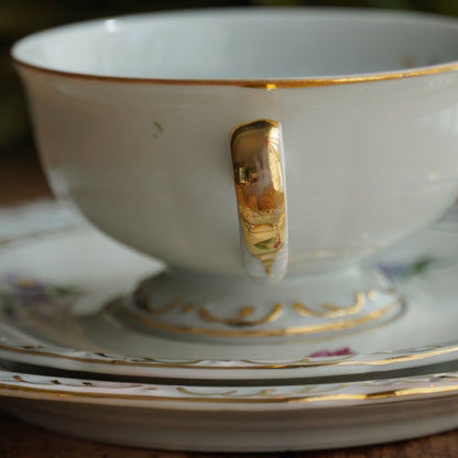 Tasse "Käthe" en porcelaine allemande fleurie et dorée avec son assiette à gâteau PB Königsee