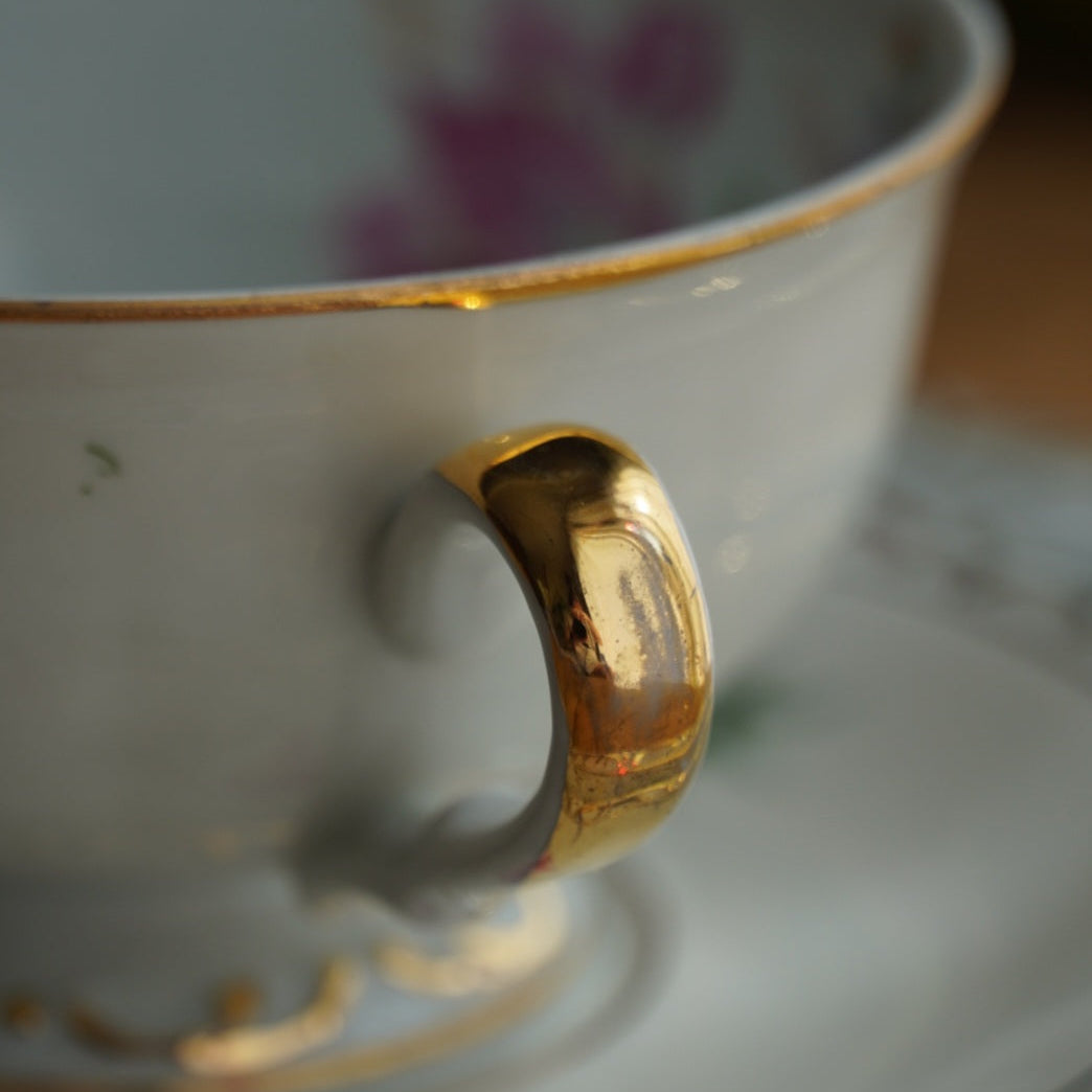 Tasse "Käthe" en porcelaine allemande fleurie et dorée avec son assiette à gâteau PB Königsee