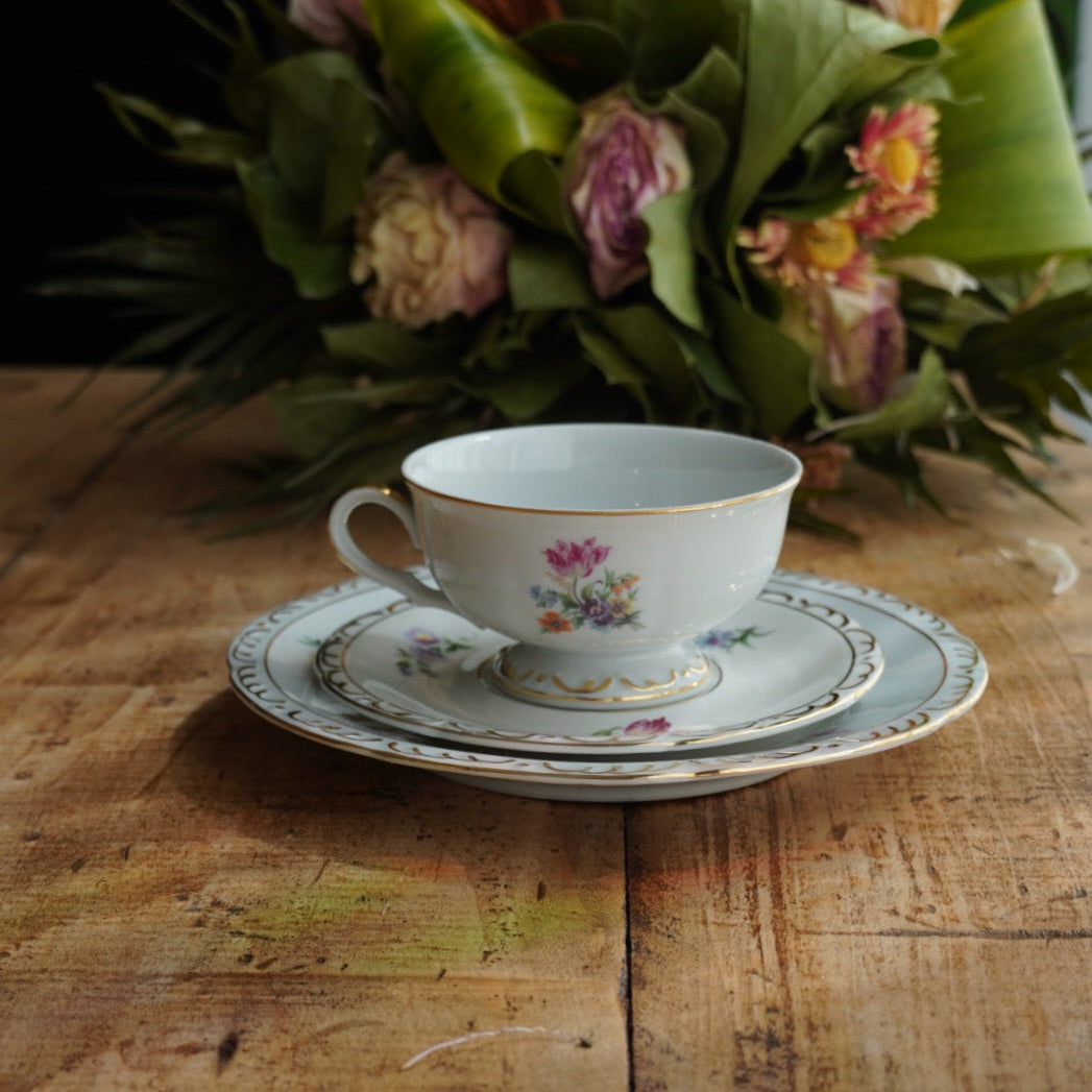 Tasse "Käthe" en porcelaine allemande fleurie et dorée avec son assiette à gâteau PB Königsee