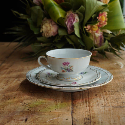 Tasse "Käthe" en porcelaine allemande fleurie et dorée avec son assiette à gâteau PB Königsee