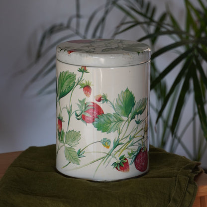 Boîte en métal "Straw" aux motifs de fraises fabriquée en Angleterre