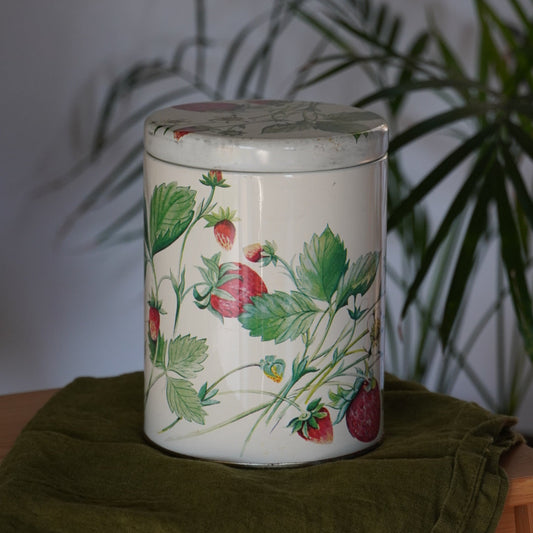 Boîte en métal "Straw" aux motifs de fraises fabriquée en Angleterre