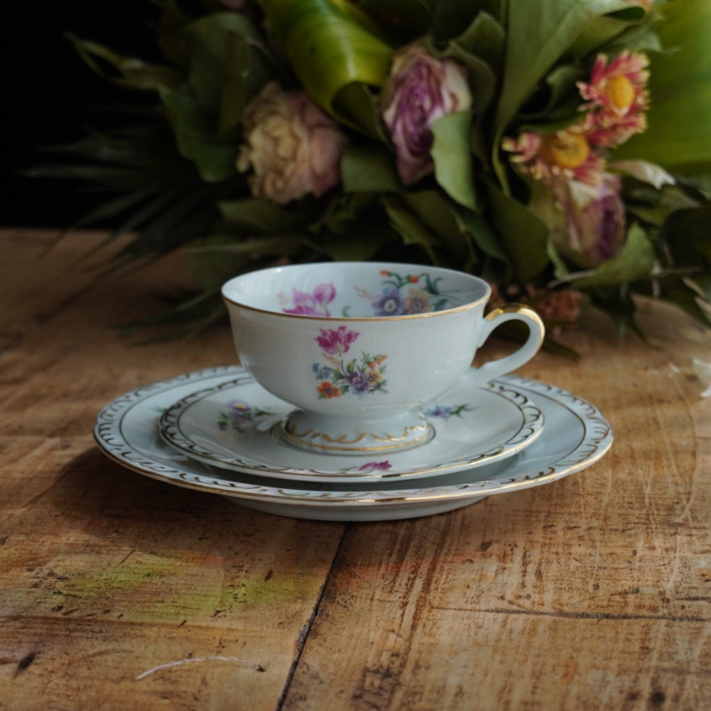 Tasse "Käthe" en porcelaine allemande fleurie et dorée avec son assiette à gâteau PB Königsee