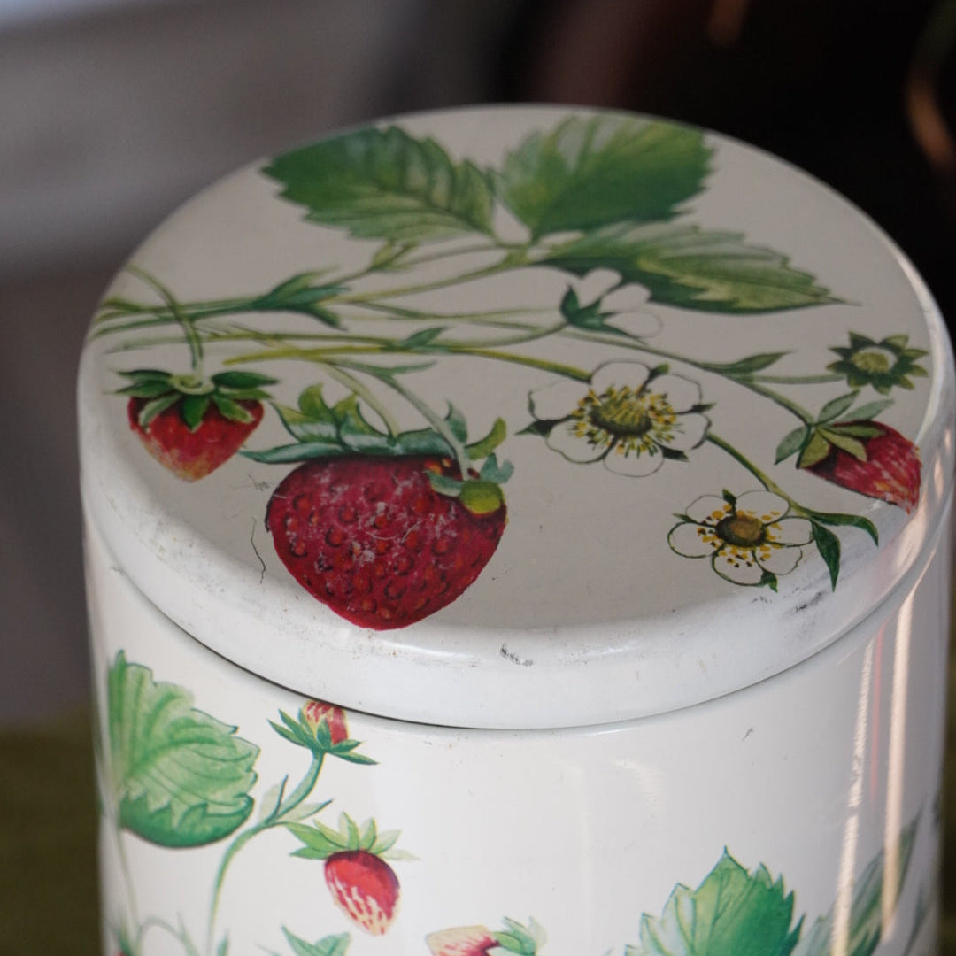 Boîte en métal "Straw" aux motifs de fraises fabriquée en Angleterre