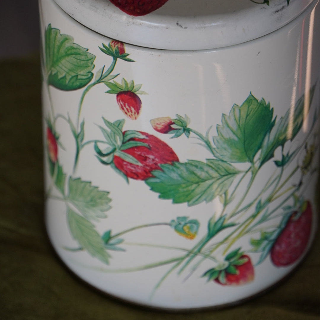 Boîte en métal "Straw" aux motifs de fraises fabriquée en Angleterre