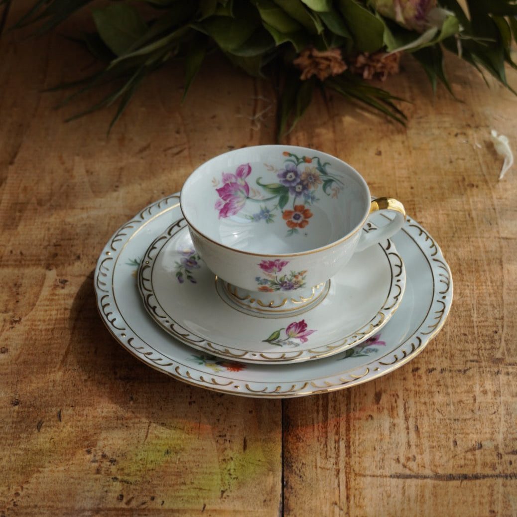 Tasse "Käthe" en porcelaine allemande fleurie et dorée avec son assiette à gâteau PB Königsee