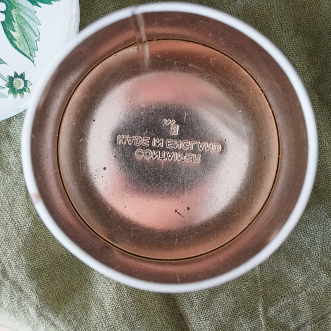 Boîte en métal "Straw" aux motifs de fraises fabriquée en Angleterre