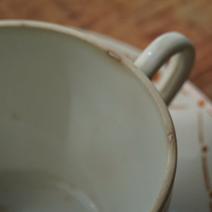 Grande tasse "Chantal" en faïence de Saint-Amand aux motifs orangés du modèle Chantecler