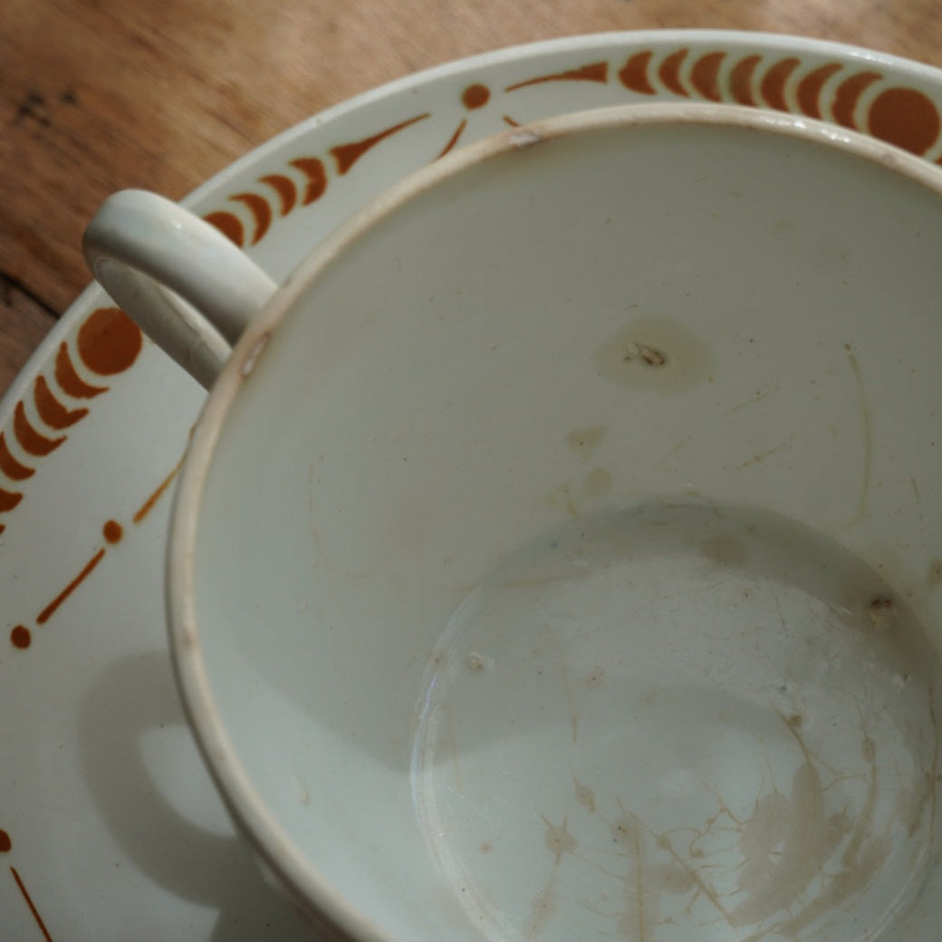 Grande tasse "Chantal" en faïence de Saint-Amand aux motifs orangés du modèle Chantecler