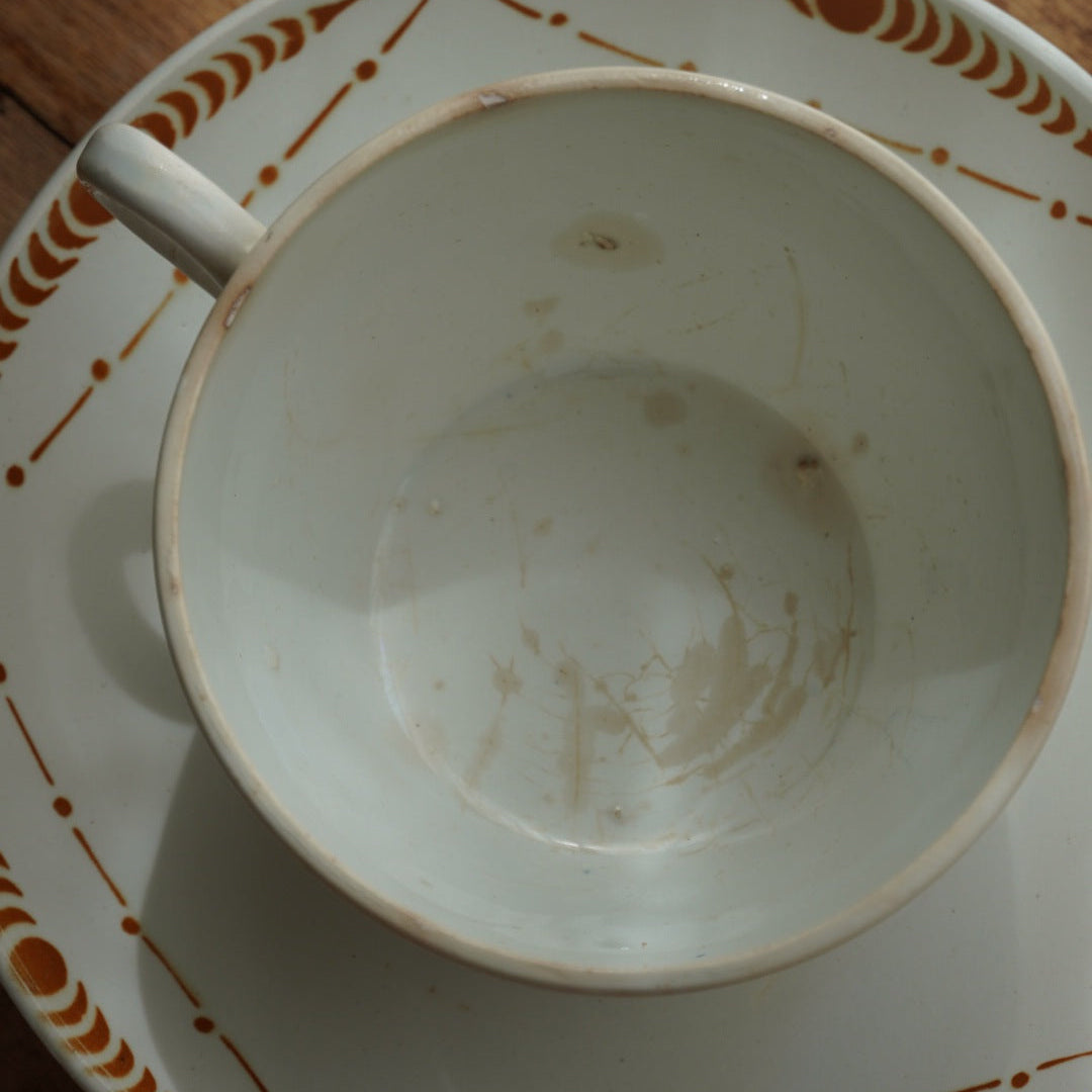 Grande tasse "Chantal" en faïence de Saint-Amand aux motifs orangés du modèle Chantecler