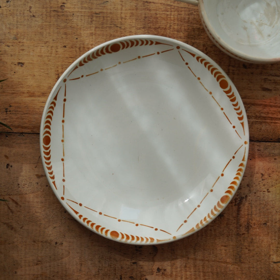 Grande tasse "Chantal" en faïence de Saint-Amand aux motifs orangés du modèle Chantecler
