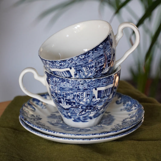 Tête à tête de tasses "Gill" en céramique anglaise aux motifs bleutés Johnson Bros modèle Caoching Scenes