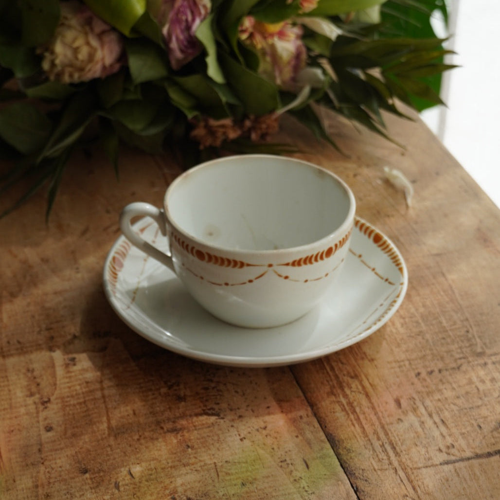 Grande tasse "Chantal" en faïence de Saint-Amand aux motifs orangés du modèle Chantecler