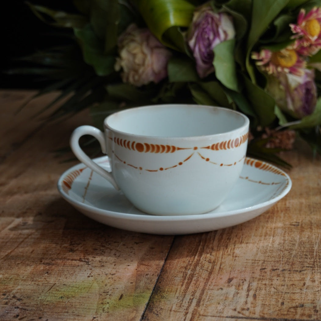 Grande tasse "Chantal" en faïence de Saint-Amand aux motifs orangés du modèle Chantecler