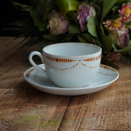 Grande tasse "Chantal" en faïence de Saint-Amand aux motifs orangés du modèle Chantecler