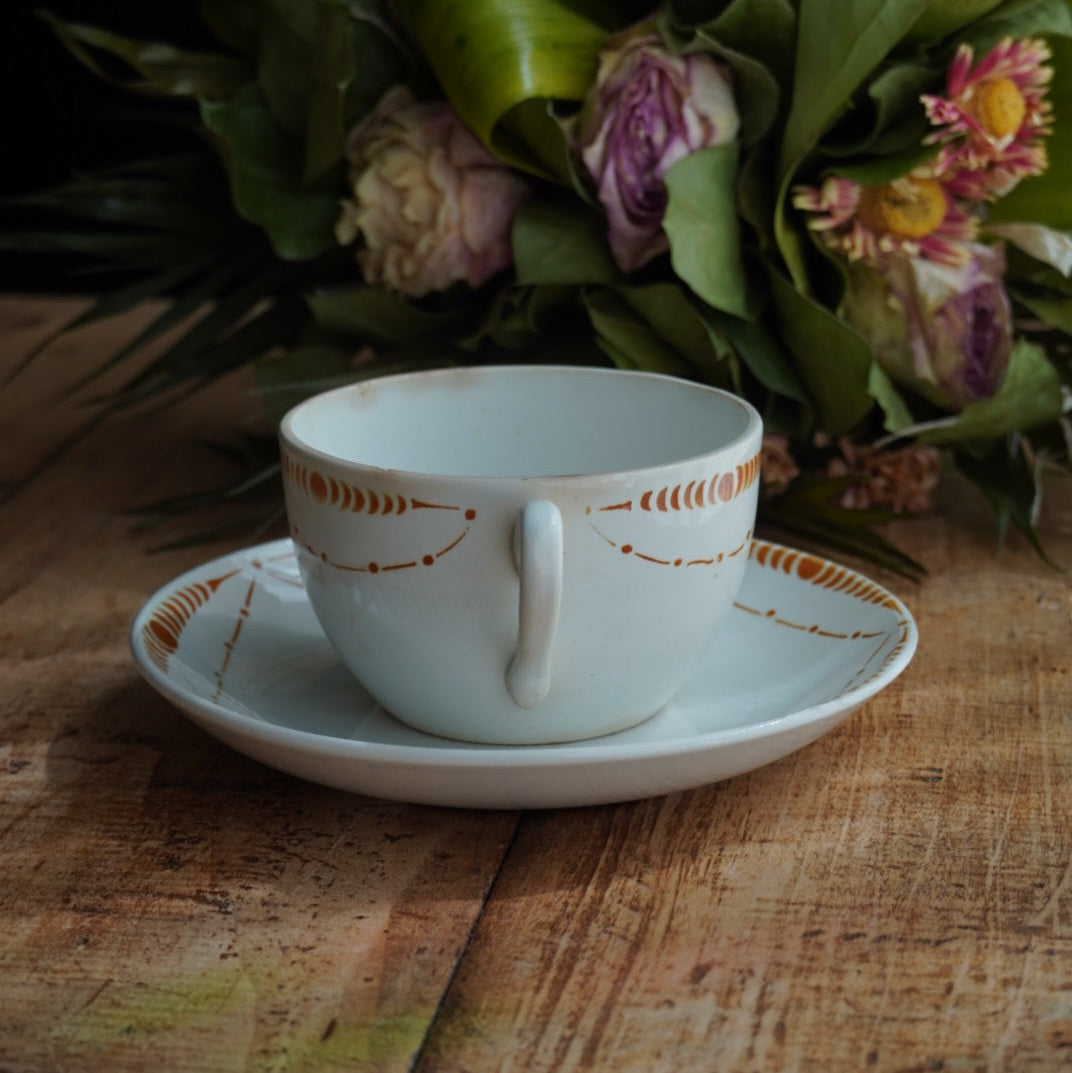 Grande tasse "Chantal" en faïence de Saint-Amand aux motifs orangés du modèle Chantecler