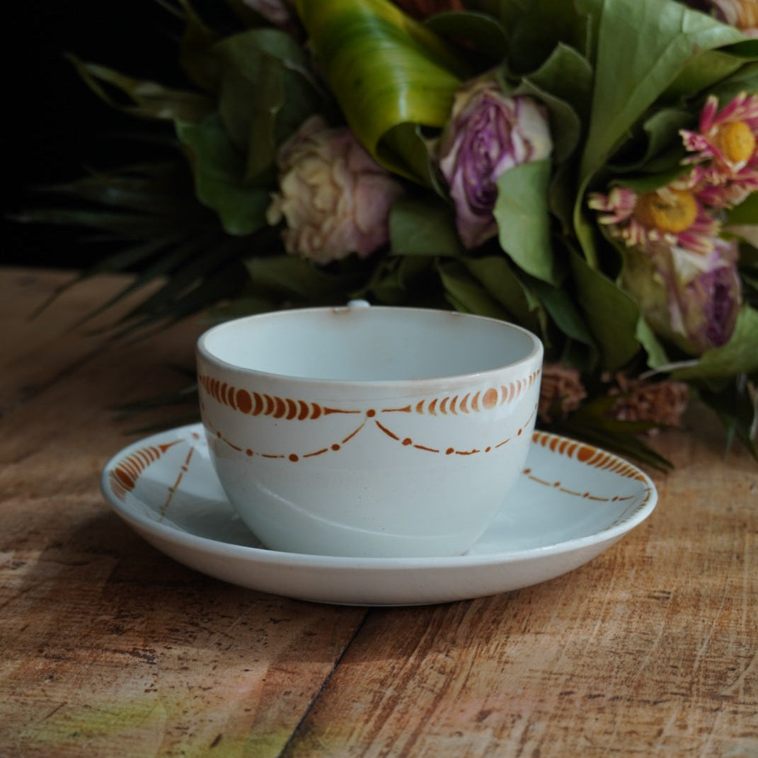 Grande tasse "Chantal" en faïence de Saint-Amand aux motifs orangés du modèle Chantecler