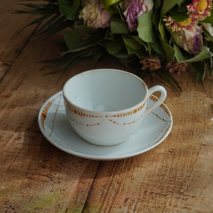 Grande tasse "Chantal" en faïence de Saint-Amand aux motifs orangés du modèle Chantecler
