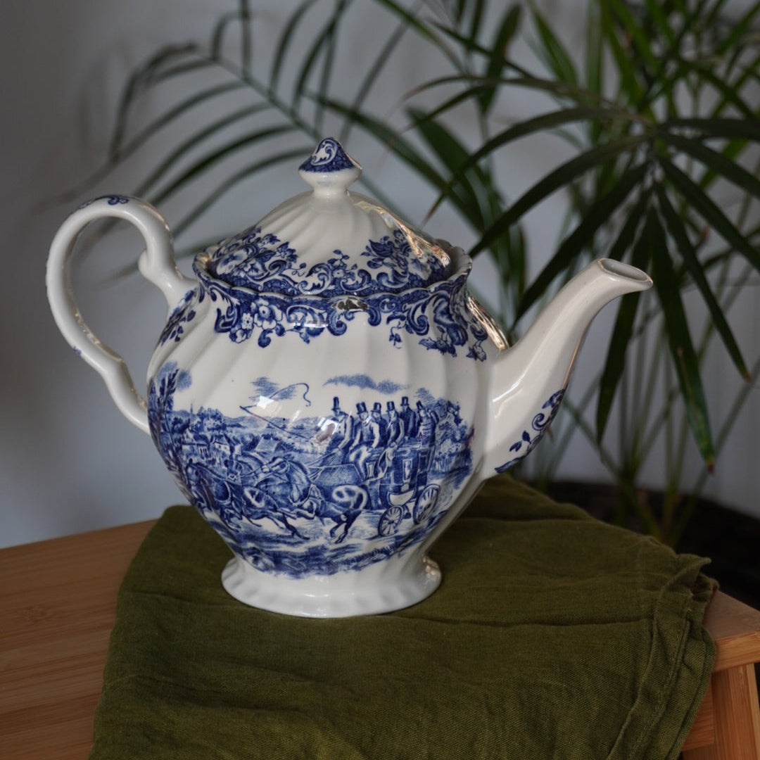 Théière "Gill" en céramique anglaise aux motifs bleutés Johnson Bros modèle Coaching Scenes