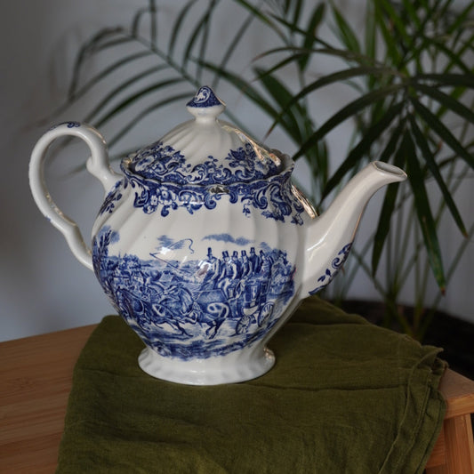 Théière "Gill" en céramique anglaise aux motifs bleutés Johnson Bros modèle Coaching Scenes