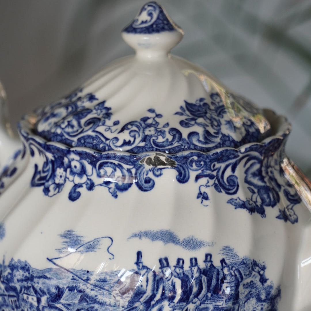 Théière "Gill" en céramique anglaise aux motifs bleutés Johnson Bros modèle Coaching Scenes