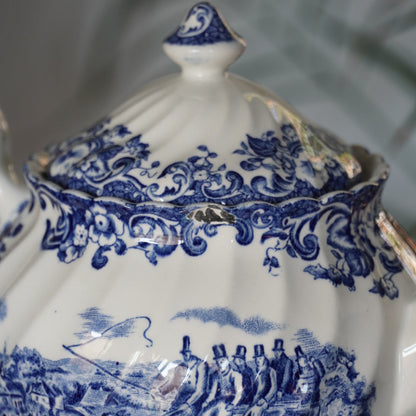 Théière "Gill" en céramique anglaise aux motifs bleutés Johnson Bros modèle Coaching Scenes