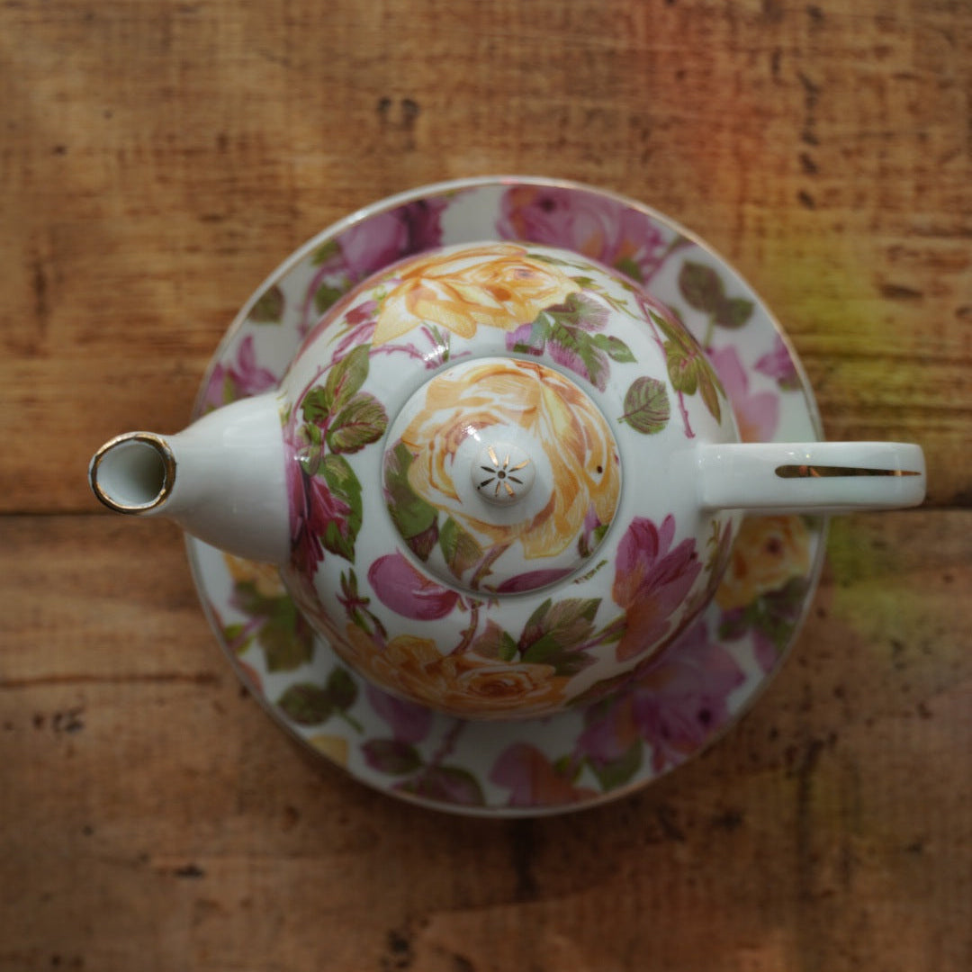 Petite théière solitaire "Jodelle" en porcelaine fleurie et dorée