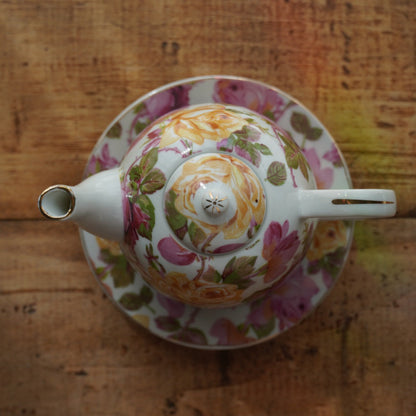 Petite théière solitaire "Jodelle" en porcelaine fleurie et dorée