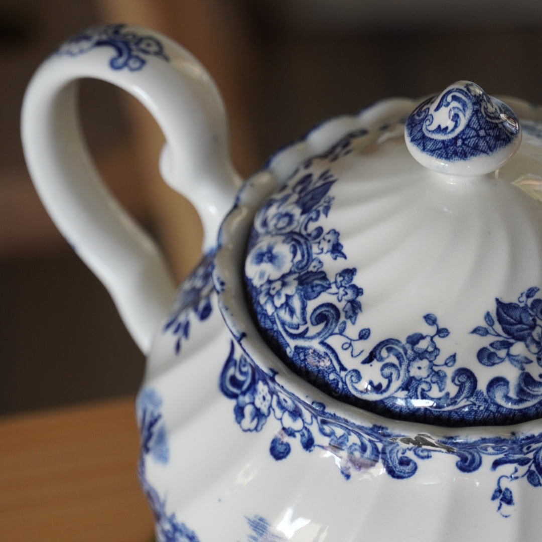 Théière "Gill" en céramique anglaise aux motifs bleutés Johnson Bros modèle Coaching Scenes