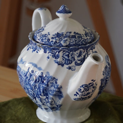 Théière "Gill" en céramique anglaise aux motifs bleutés Johnson Bros modèle Coaching Scenes