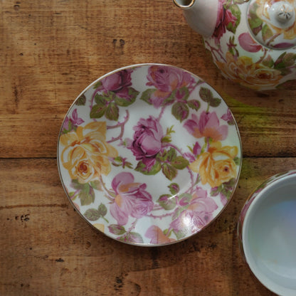 Petite théière solitaire "Jodelle" en porcelaine fleurie et dorée