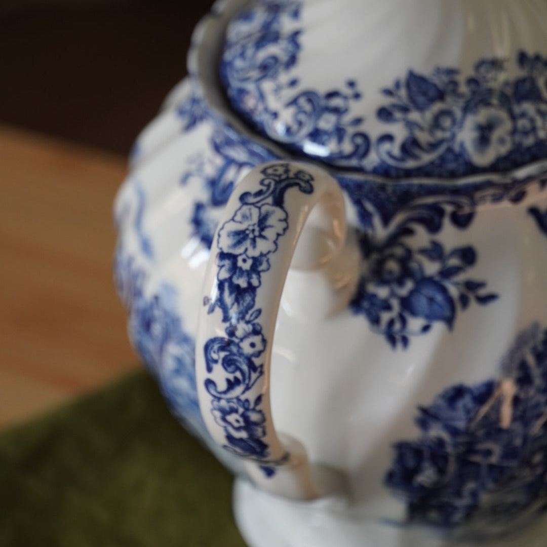 Théière "Gill" en céramique anglaise aux motifs bleutés Johnson Bros modèle Coaching Scenes
