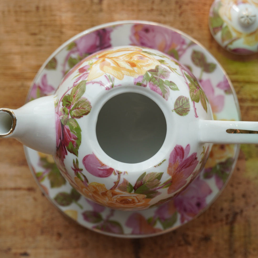 Petite théière solitaire "Jodelle" en porcelaine fleurie et dorée