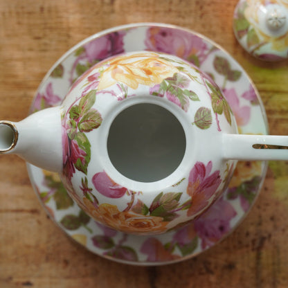 Petite théière solitaire "Jodelle" en porcelaine fleurie et dorée
