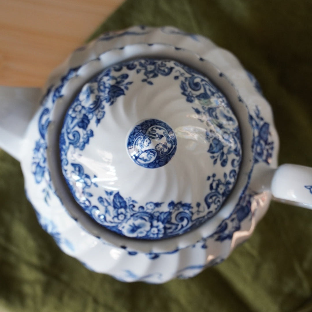 Théière "Gill" en céramique anglaise aux motifs bleutés Johnson Bros modèle Coaching Scenes