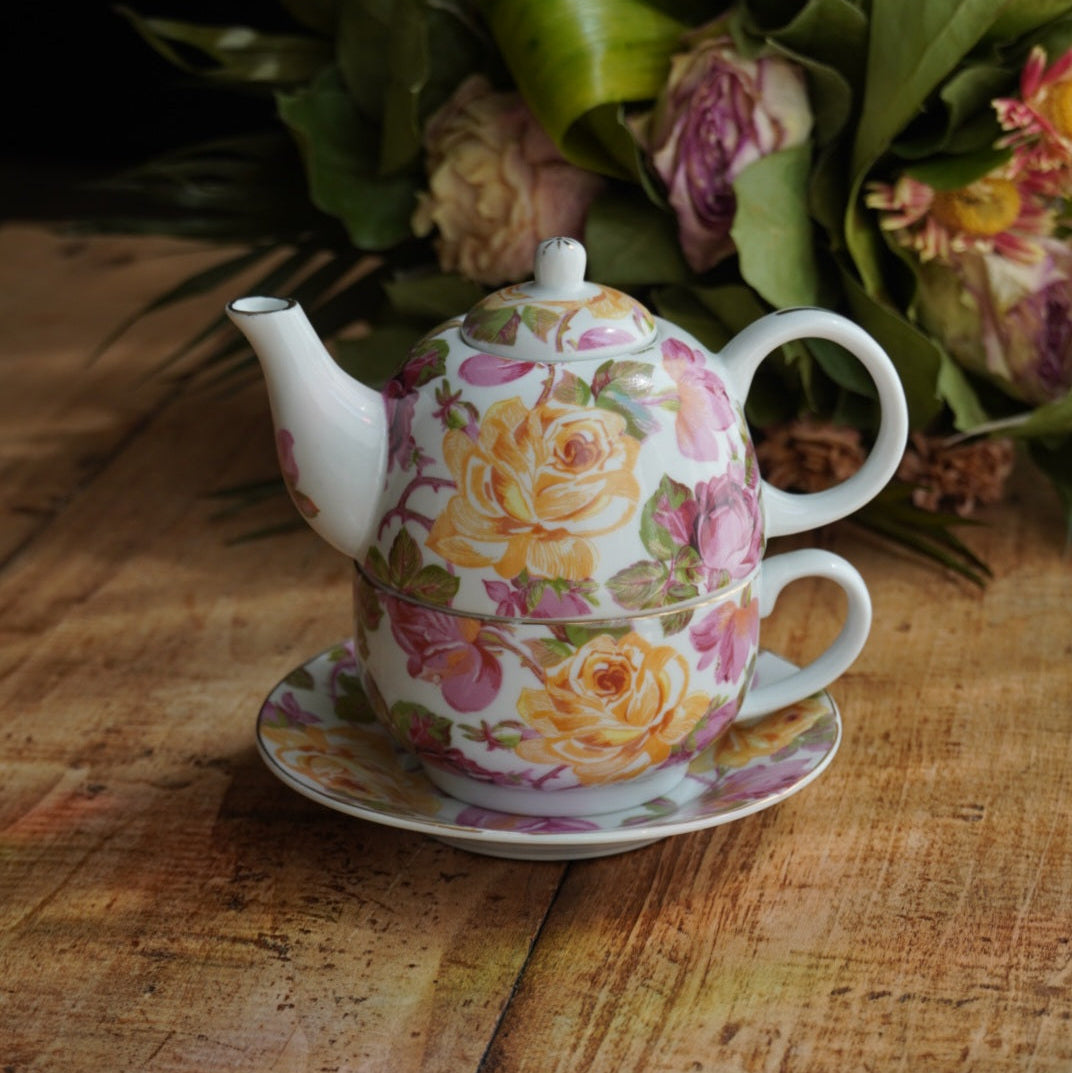 Petite théière solitaire "Jodelle" en porcelaine fleurie et dorée