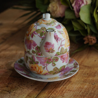 Petite théière solitaire "Jodelle" en porcelaine fleurie et dorée