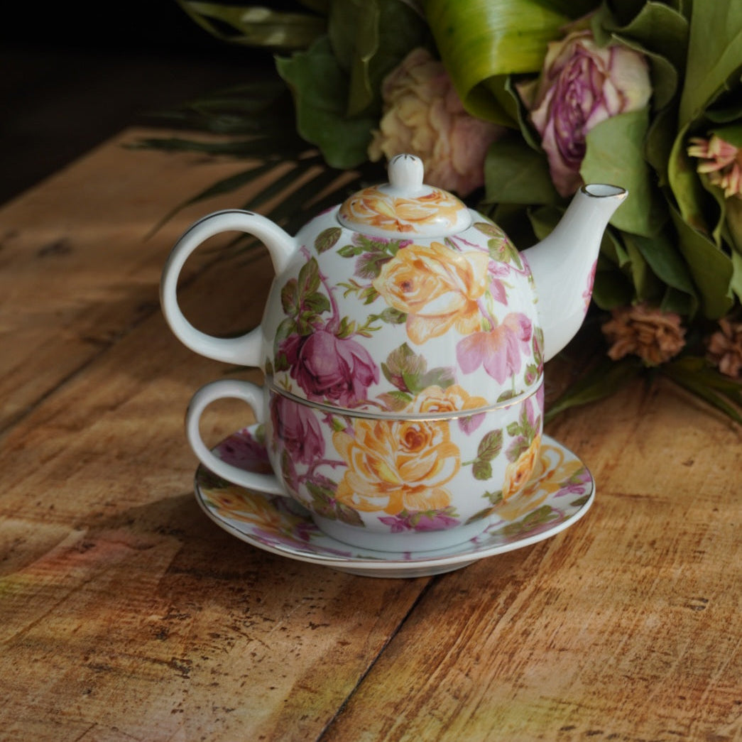 Petite théière solitaire "Jodelle" en porcelaine fleurie et dorée