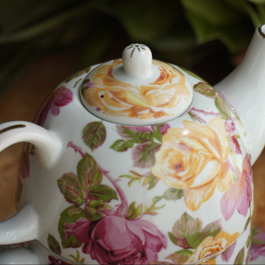 Petite théière solitaire "Jodelle" en porcelaine fleurie et dorée