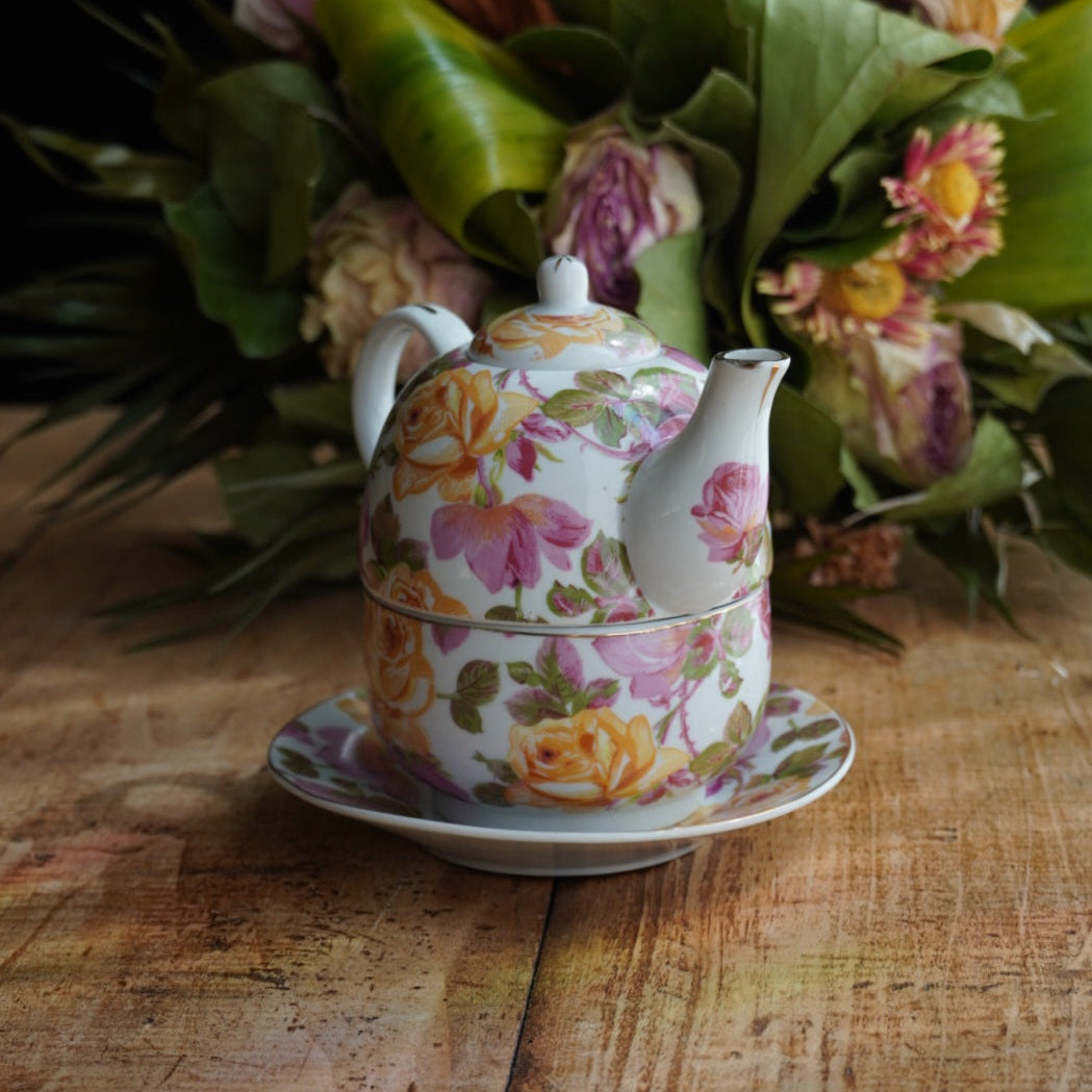 Petite théière solitaire "Jodelle" en porcelaine fleurie et dorée