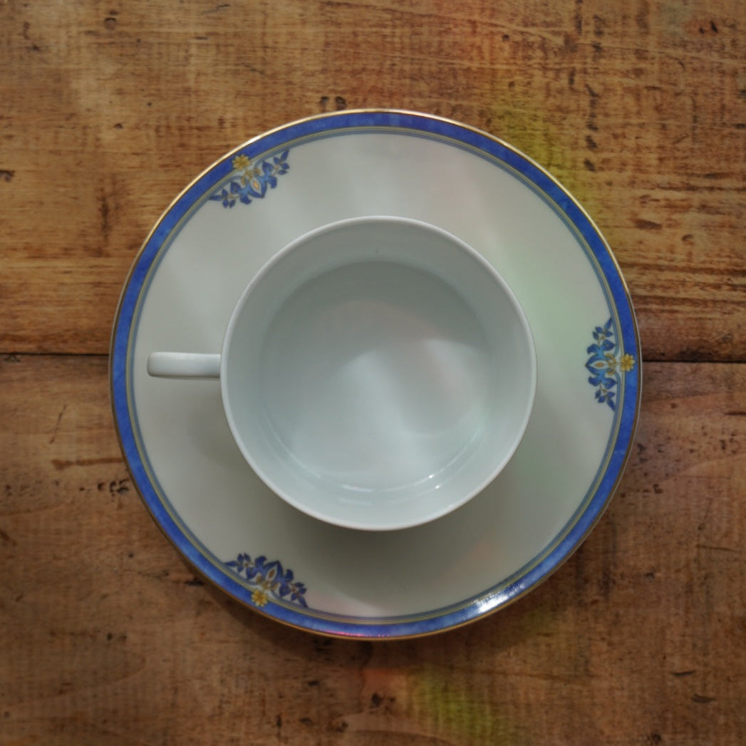 Tête-à-tête de grandes tasses "Rémiline" en porcelaine de Limoges bleutée et dorée Remy Delinières