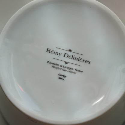 Tête-à-tête de grandes tasses "Rémiline" en porcelaine de Limoges bleutée et dorée Remy Delinières