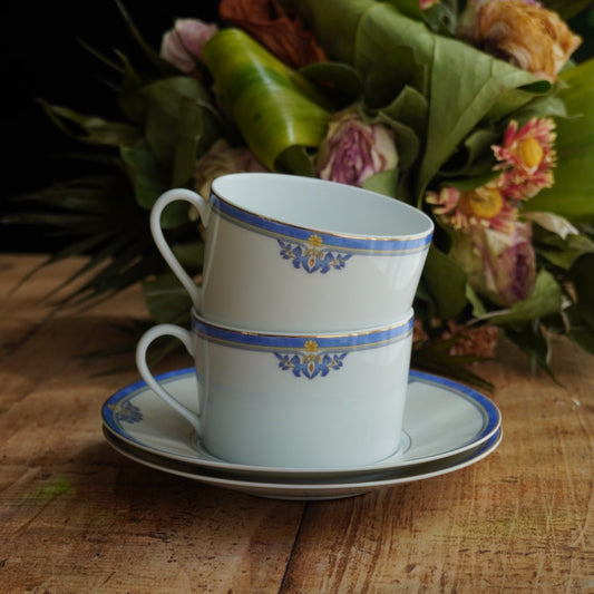 Tête-à-tête de grandes tasses "Rémiline" en porcelaine de Limoges bleutée et dorée Remy Delinières