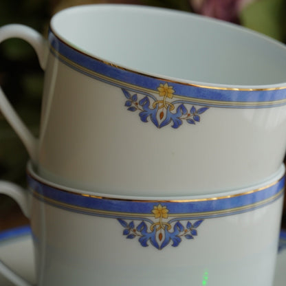 Tête-à-tête de grandes tasses "Rémiline" en porcelaine de Limoges bleutée et dorée Remy Delinières