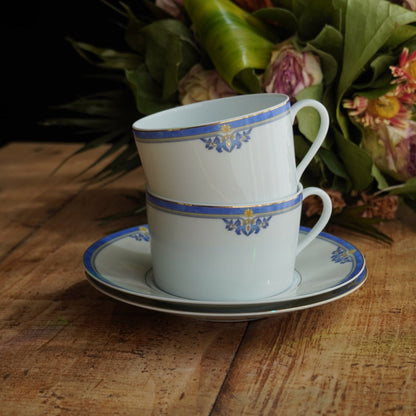 Tête-à-tête de grandes tasses "Rémiline" en porcelaine de Limoges bleutée et dorée Remy Delinières