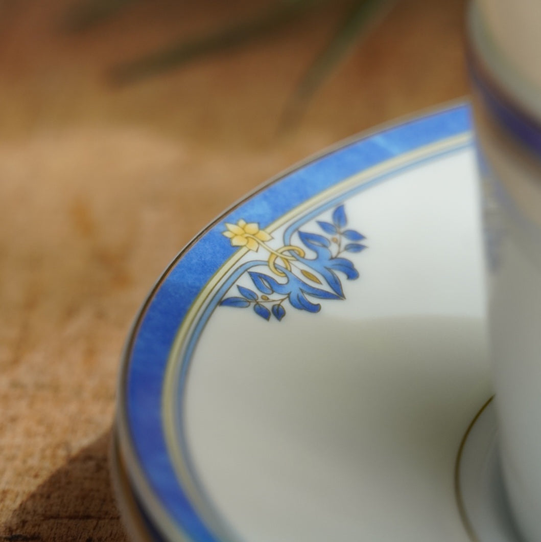 Tête-à-tête de grandes tasses "Rémiline" en porcelaine de Limoges bleutée et dorée Remy Delinières