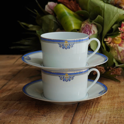 Tête-à-tête de grandes tasses "Rémiline" en porcelaine de Limoges bleutée et dorée Remy Delinières