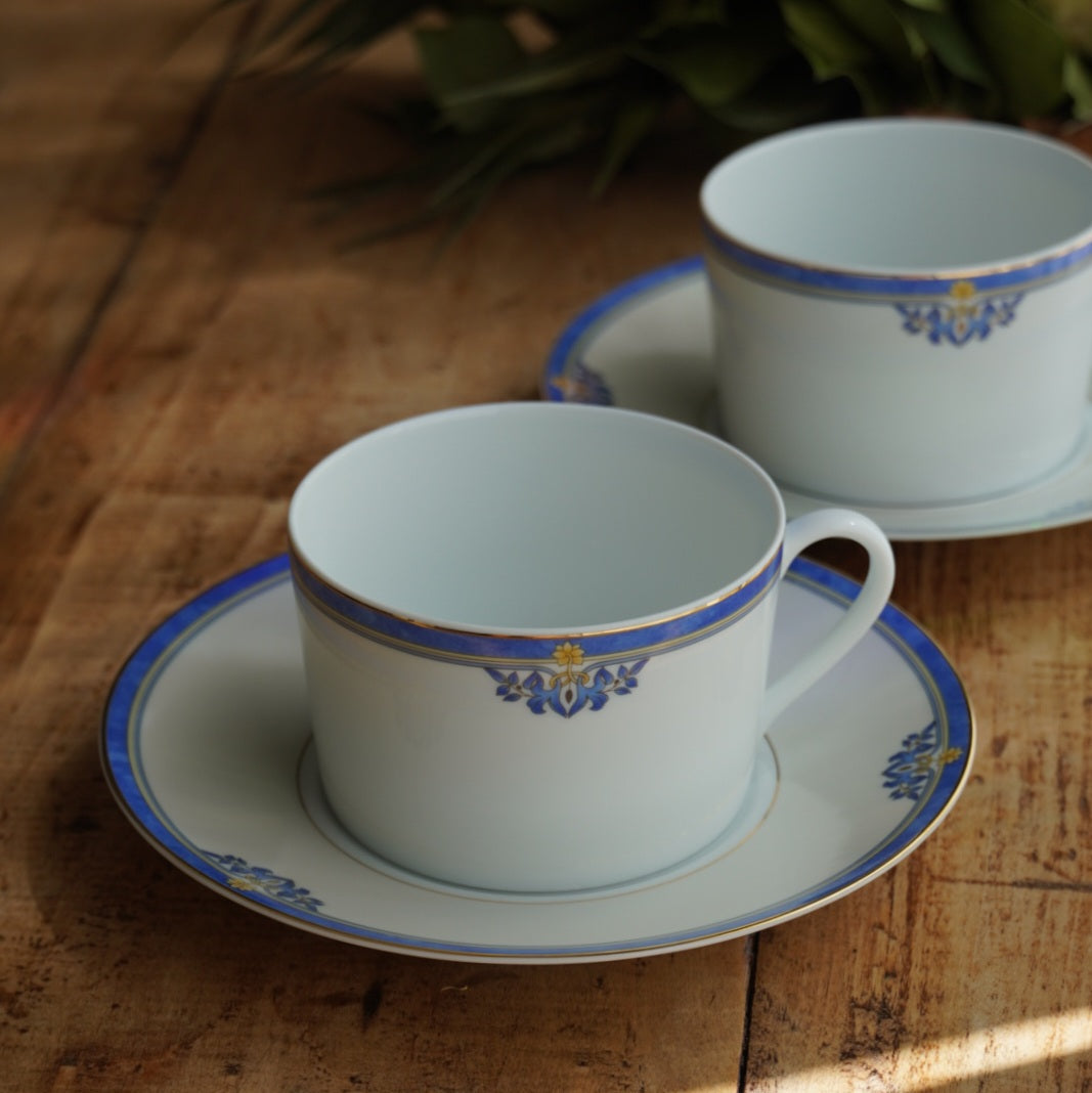 Tête-à-tête de grandes tasses "Rémiline" en porcelaine de Limoges bleutée et dorée Remy Delinières